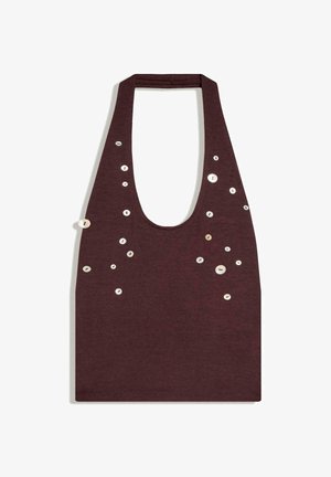 Sötétbarna ujjatlan felső mély U-alakú nyakkivágással, amelyet apró, fehér gombok díszítenek szétszórva az elülső oldalak mentén.