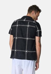 FRILIVIN MANCHES COURTES À BRODERIE - Chemise - noir
