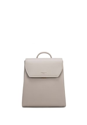 Beige leren rugzak met een bovenhandvat, klepsluiting en een subtiel merklogo dat aan de voorkant is geperst.