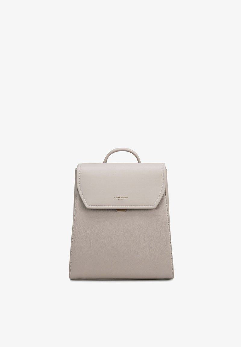 Sac à dos en cuir beige avec une poignée supérieure, une fermeture à rabat et un logo discret de la marque embossé à l'avant.