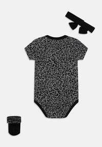 Nike Sportswear GIRLS SPIRIT - Potiskana majica - black