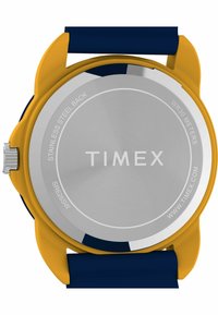Montre ronde Timex avec un fond en acier inoxydable, un boîtier en plastique jaune et un bracelet en silicone marine. Elle possède une couronne et une résistance à l'eau jusqu'à 30 mètres.