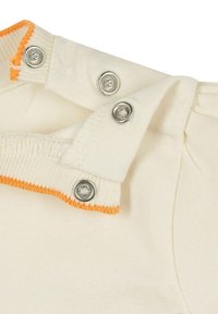 Weißer Stoff mit orangefarbener Naht; verfügt über Druckknöpfe am Halsbereich und elastische Borde für eine verstellbare Passform.