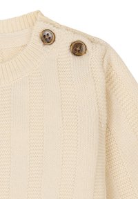 Cremfarbener Strickpullover mit gerippter Textur, horizontalen Streifen und zwei dekorativen braunen Knöpfen an der linken Schulter.