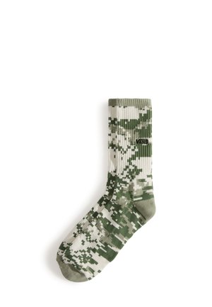 Calcetín para tripulación con camuflaje digital verde y blanco, textura acanalada, puntera reforzada y logo de Vans en el lado.