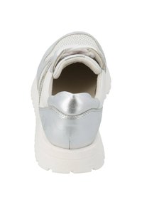 Zapatilla deportiva blanca con un talón texturizado plateado, parte superior perforada y una suela gruesa blanca; cuenta con cordones planos y un interior acolchado.