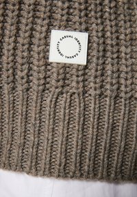 comma casual identity Sweter