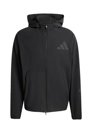 Czarna kurtka z kapturem na zamek błyskawiczny o gładkiej fakturze. Posiada przednią kieszeń oraz subtelne akcenty logo na klatce piersiowej i rękawie.