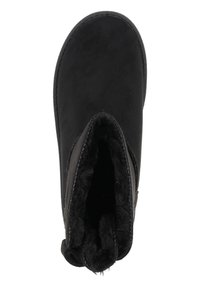 Svart mockastövlett med en mjuk, konstgjord pälsfoder. Har en rund tå och söms accentuerade längs kanterna.