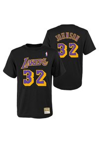 Camiseta de algodón negra con "LAKERS" y el número "32" en amarillo y púrpura en la parte delantera; "JOHNSON" y "32" en amarillo y púrpura en la parte trasera.