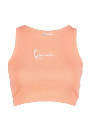 Persikoribbad croptop med rund halsringning och ärmlös design, med vit signaturtextdetalj på framsidan.