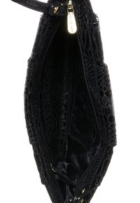 Černá kožená kabelka s texturovaným exteriérem s krokodýlím vzorem, zlatým kováním a prostorným, podšitým vnitřkem.