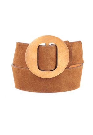 Brunt ruskindsbælte med bred rem og stor rund træspænde mod en hvid baggrund.