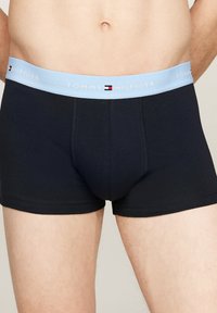 Tommy Hilfiger SIGNATURE TRUNK 3 PACK - Calzoncillos - coral clay vessel blue yellow mis