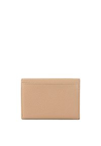 Portafoglio in pelle beige con una finitura testurizzata, forma rettangolare e cuciture sottili. Presenta un profilo sottile e un design minimalista.