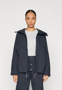 Jachetă rezistentă la apă, de culoare bleumarin închis, cu glugă, închidere cu fermoar și buzunare laterale. Prezintă o textură netedă și o croială ușor lejeră.