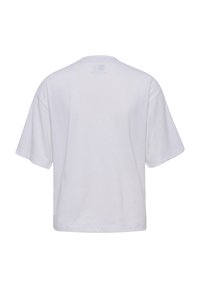 Hvid t-shirt lavet af bomuld, med en afslappet pasform, korte ærmer og en simpel rund hals med ingen synlig branding på bagsiden.