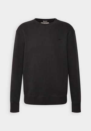 Czarna bluza crewneck z długimi rękawami oraz ściągaczami na mankietach i dole, z subtelnym haftowanym logo na lewej piersi.