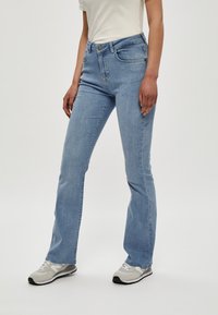 Minus - MINEW ENZO JEANS - Flared Jeans - light denim Miniatuurafbeelding 1