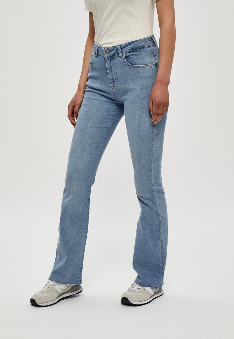 Minus - MINEW ENZO JEANS - Flared Jeans - light denim, Vergroten