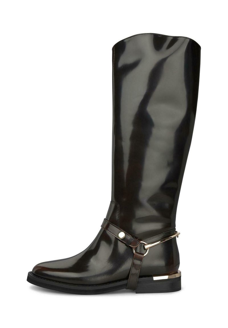 Botas de goma oscuras, brillantes, hasta la rodilla, con punta redonda, correa de hebilla lateral y acento metálico en el talón. Textura de superficie suave.