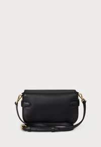 Μαύρη δερμάτινη τσάντα χιαστί με λεία υφή, μαγνητικό κλείσιμο και χρυσές λεπτομέρειες. Διαθέτει αποσπώμενο λουράκι για ευελιξία.