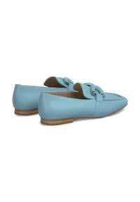 Mocassini in pelle blu chiaro con punta affusolata e dettagli a nodo decorativi. Suola in legno piatta, texture liscia, design pulito.