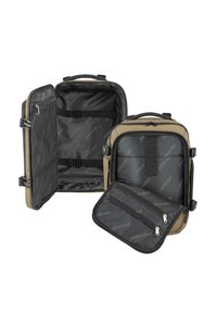 Beigefarbener Rucksack mit schwarzem Innenfutter, ausgestattet mit zwei Reißverschlüssen, verstellbaren Trägern und einer zusätzlichen abnehmbaren Tasche. Glatte Textur und strukturierte Form.