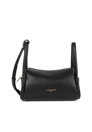 Sac d'épaule Lancaster Paris en cuir noir grainé avec bandoulière réglable et fermeture éclair dorée sur fond blanc.