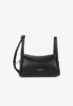 Sac d'épaule Lancaster Paris en cuir noir grainé avec bandoulière réglable et fermeture éclair dorée sur fond blanc.