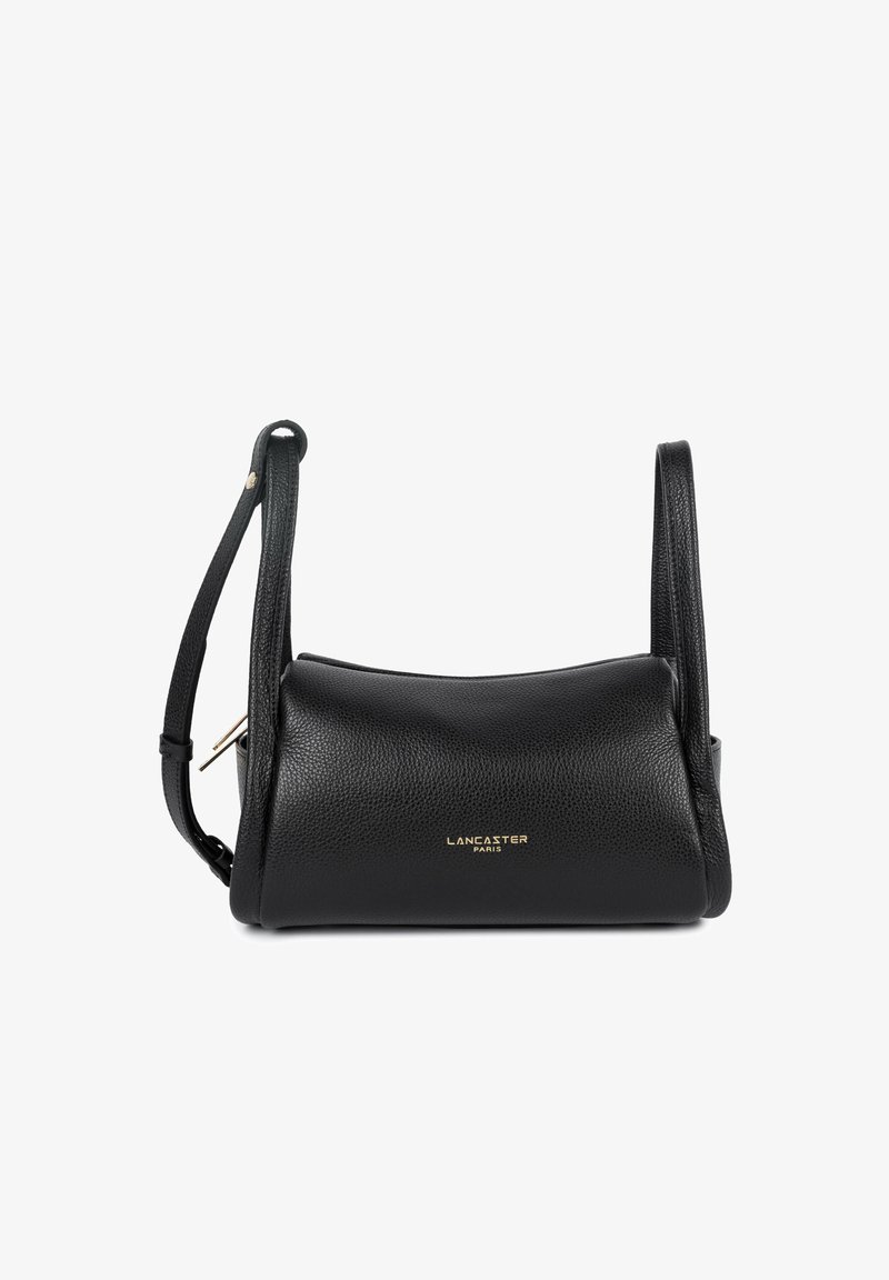 Sac d'épaule Lancaster Paris en cuir noir grainé avec bandoulière réglable et fermeture éclair dorée sur fond blanc.