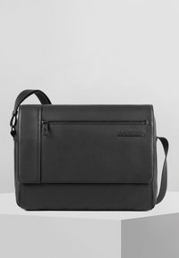 Piquadro PIQUADRO AKRON MESSENGER LEDER 38 CM LAPTOPFACH - Borsa a tracolla - black