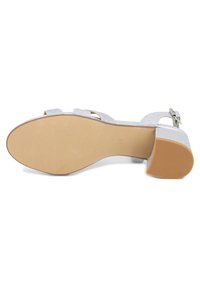 Sandal con tacco alto in glitter argento, con cinturino alla caviglia regolabile, punta aperta e suola in gomma beige texturizzata. Design classico e finitura moderna.