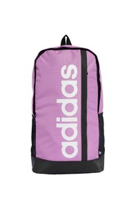 Lila Rucksack aus Stoff mit einem großen weißen "adidas"-Logo auf der Vorderseite, schwarzen Akzenten und einer strukturierten Oberfläche. Verfügt über einen Tragegriff an der Oberseite.