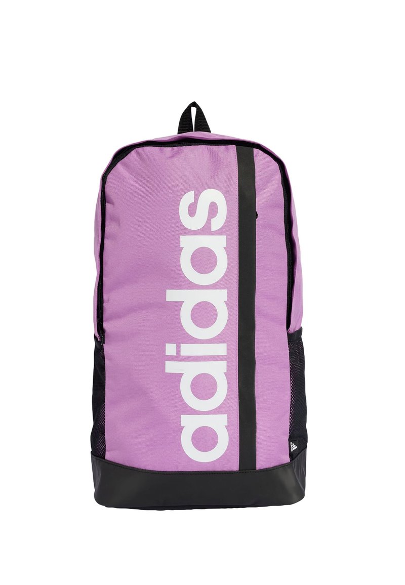Lila Rucksack aus Stoff mit einem großen weißen "adidas"-Logo auf der Vorderseite, schwarzen Akzenten und einer strukturierten Oberfläche. Verfügt über einen Tragegriff an der Oberseite.