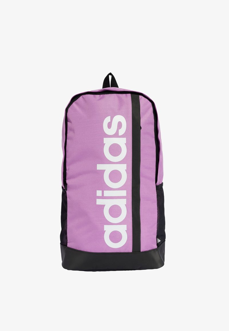 Lila Rucksack aus Stoff mit einem großen weißen "adidas"-Logo auf der Vorderseite, schwarzen Akzenten und einer strukturierten Oberfläche. Verfügt über einen Tragegriff an der Oberseite.