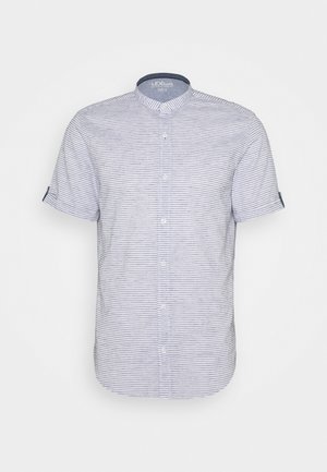 Camisa blanca de manga corta con botones y finas rayas horizontales azul marino y cuello alto sobre un fondo liso.