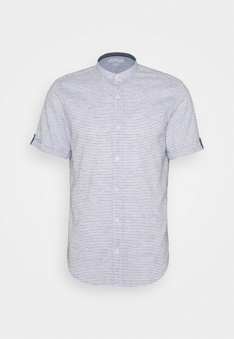 Chemise blanche à manches courtes, boutonnée, avec de fines rayures horizontales bleu marine et un col montant sur un fond uni.