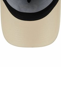 Beige Kappe mit schwarzem Schirm, aus Stoff gefertigt, hat eine strukturierte Form und kontrastierende Nähte am Rand. Innen befindet sich ein graues Netzfutter.