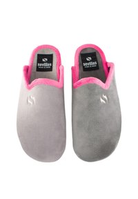 Zapatillas grises y rosas con una textura similar al ante y forro suave. Presentan un ribete rosa y un logo en la tela negra en el interior.