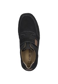 Schwarzer Wildlederschuh mit gesticktem Design, verstellbarem Riemen und strukturiertem Innenraum. Mit braunem Logo-Detail und runder Schuhspitze.