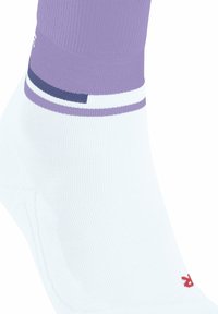 Des chaussettes avec une base blanche, un bord lavande et une rayure marine ; présentent un logo rouge sur le côté. Matériau en tricot texturé.