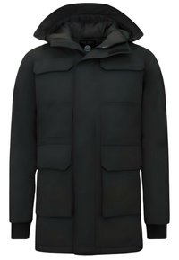 Zwarte geïsoleerde jas met capuchon, meerdere voorzakken en ribgebreide manchetten; soepele textuur met een subtiele glans.