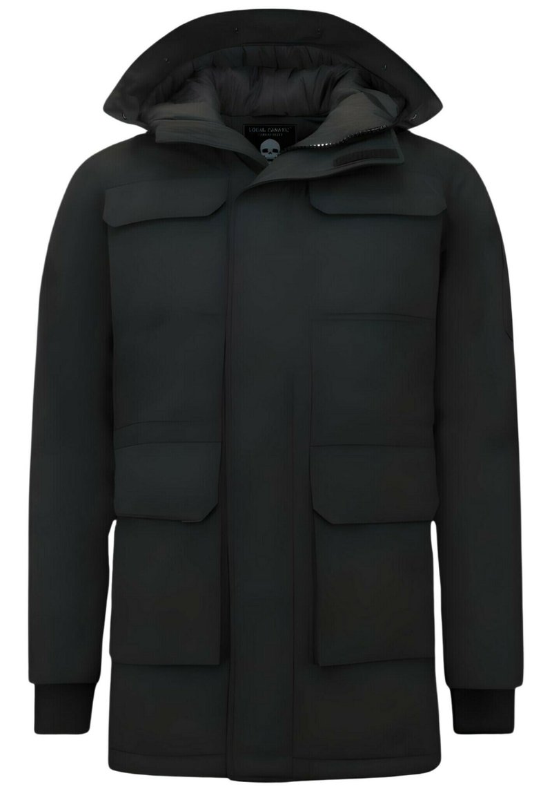 Zwarte geïsoleerde jas met capuchon, meerdere voorzakken en ribgebreide manchetten; soepele textuur met een subtiele glans.