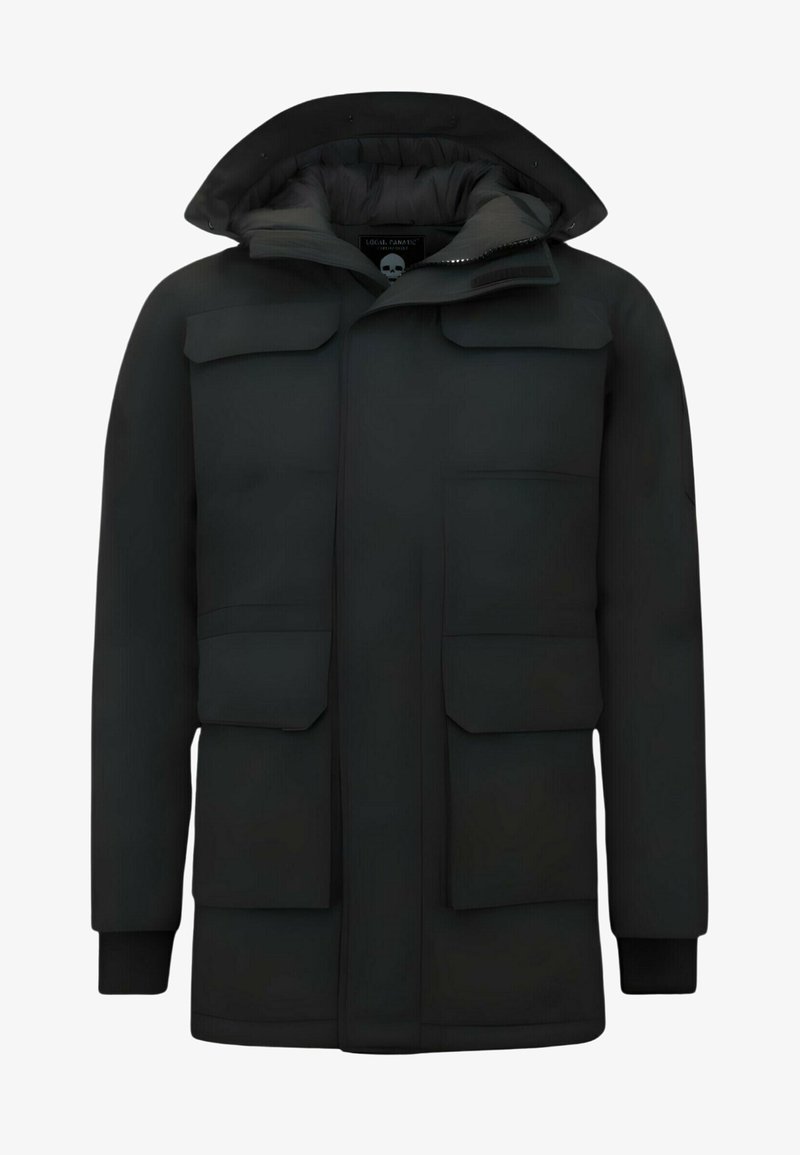 Zwarte geïsoleerde jas met capuchon, meerdere voorzakken en ribgebreide manchetten; soepele textuur met een subtiele glans.