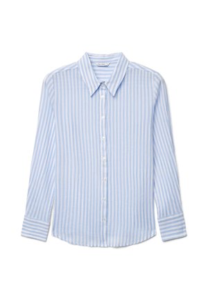 Camicia a maniche lunghe con bottoni, righe verticali blu e bianche e colletto appuntito, distesa su uno sfondo bianco.