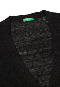 Černý kardigan s výstřihem do V, vyrobený z měkké, texturované látky. Obsahuje zelenou štítek s nápisem "UNITED COLORS OF BENETTON."