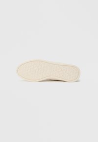 Σόλα παπουτσιού από κρεμ καουτσούκ με υφή που απεικονίζει μικρά τρίγωνα. Λείες άκρες και επίπεδο σχέδιο κατάλληλο για καθημερινή χρήση.