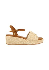 Sandalia de cuña de paja trenzada con una correa marrón en el tobillo, diseño cruzado y una plataforma texturizada en beige. Cuenta con una plantilla acolchada.