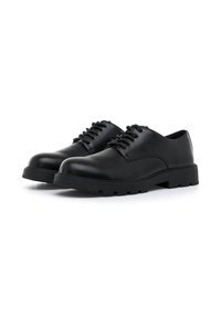 Ein Paar schwarze Leder-Schnürschuhe mit robusten Gummisohlen, seitliche Ansicht auf einem weißen Hintergrund.